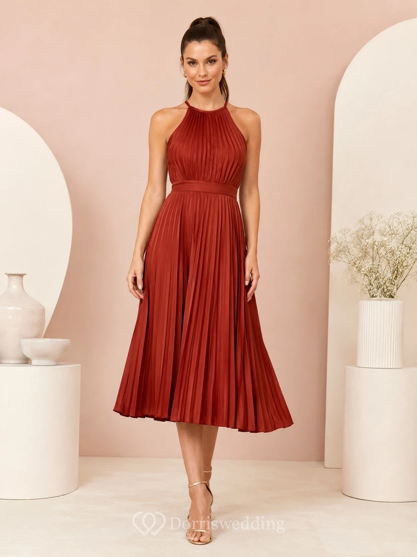 Vestido formal clásico rojo de gasa con escote halter, sin mangas y corte en A, largo hasta la rodilla.