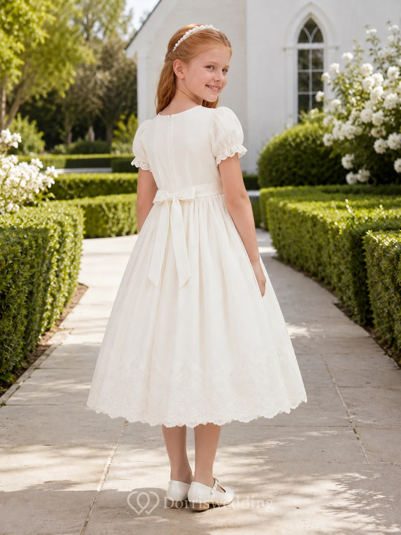 Robe de première communion en dentelle, col rond, manches bouffantes et longueur thé view 2