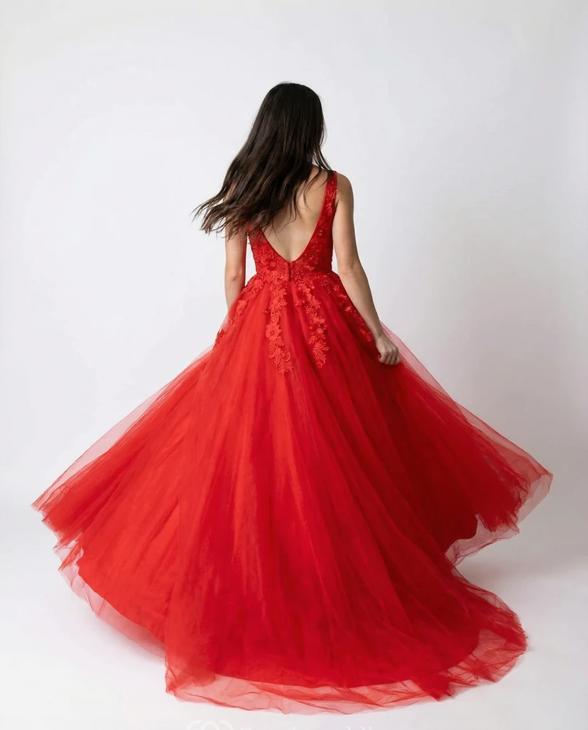 Vestido de fiesta de gala rojo con escote en V, tul y corte en A, con corpiño de apliques de encaje. view 2