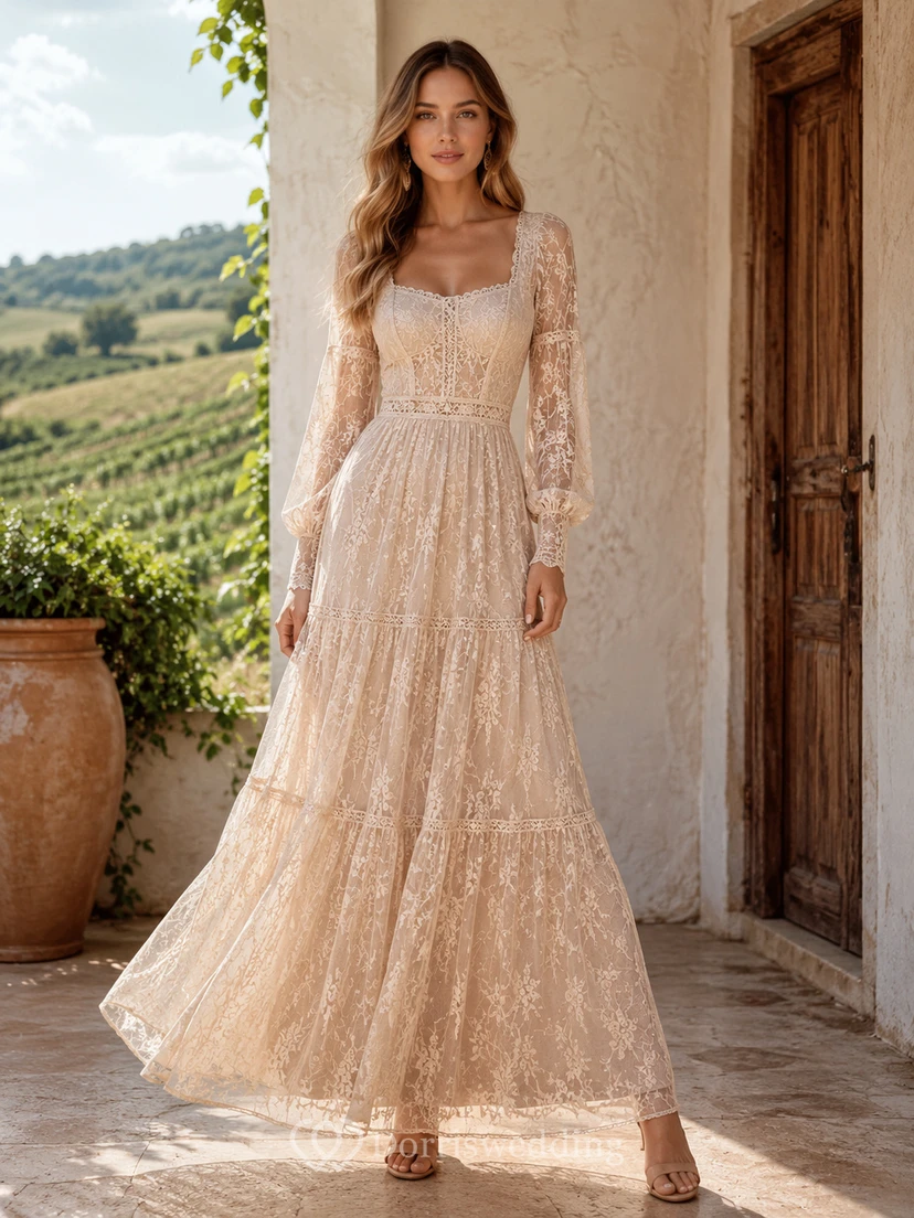 Vestido de invitada estilo bohemio color champán con escote cuadrado, mangas largas estilo poeta, encaje y falda escalonada de corte A hasta el tobillo.