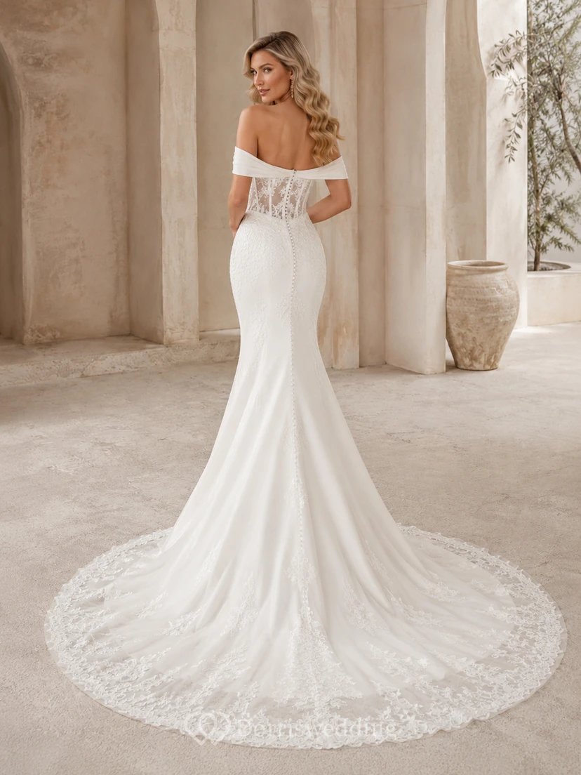 Robe de mariée sirène en satin et dentelle, épaules dénudées, manches courtes, traîne chapelle, coupe sculpturale, style jardin. view 2