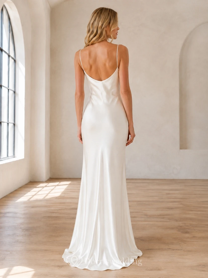 Robe de mariée fourreau simple à col bénitier et traîne view 2
