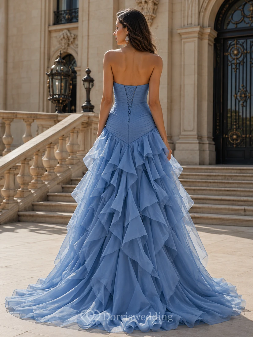 Vestido de fiesta de tul color champán, sin tirantes, con escote corazón, corte sirena, cola larga, volantes y capas. view 8