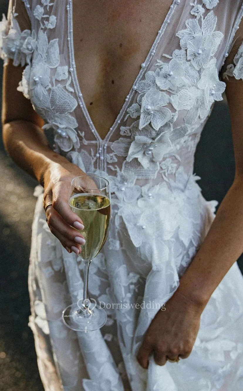 Robe de mariée bohème champêtre à manches courtes, décolleté plongeant, coupe empire et découpe en forme de goutte, ornée d'appliqués de dentelle. view 3