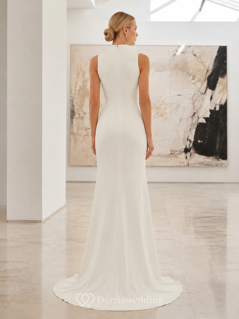 Vestido de novia minimalista de corte columna con cuello alto y crepé view 2