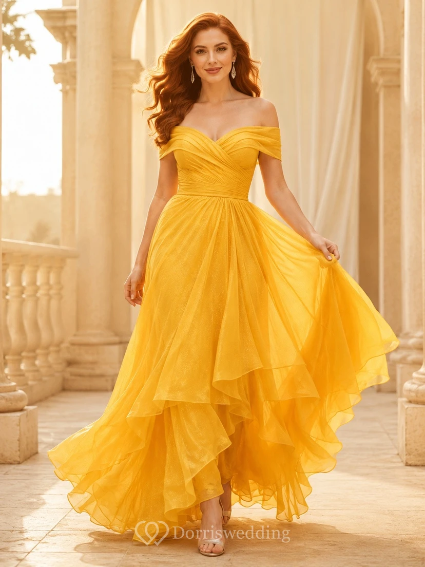 Vestido de noche romántico dorado de tul con hombros descubiertos, manga corta y corte en A asimétrico.
