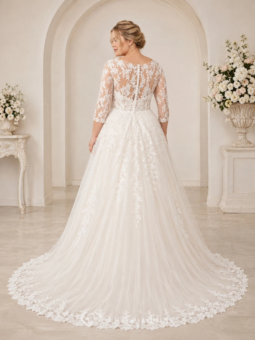Robe de mariée romantique grande taille en dentelle, coupe trapèze, traîne chapelle, décolleté en V illusion, manches trois-quarts. view 2