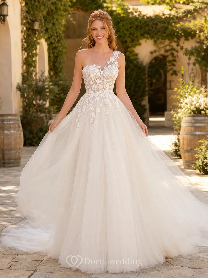 Vestido de novia de corte A con apliques florales, un solo hombro y cola de tul.