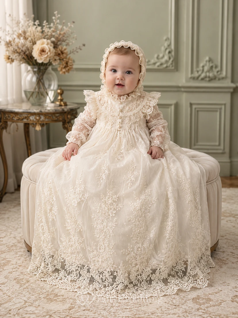 Vestido de bautizo de lujo estilo clásico, elegante y discreto. Corte en A, largo hasta el suelo, cuello alto, manga larga, tul, encaje, volantes y cierre de botones en la espalda.