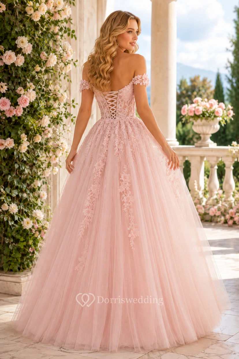 Vestido de gala rosa palo con escote Bardot, apliques de encaje y falda de tul. view 2