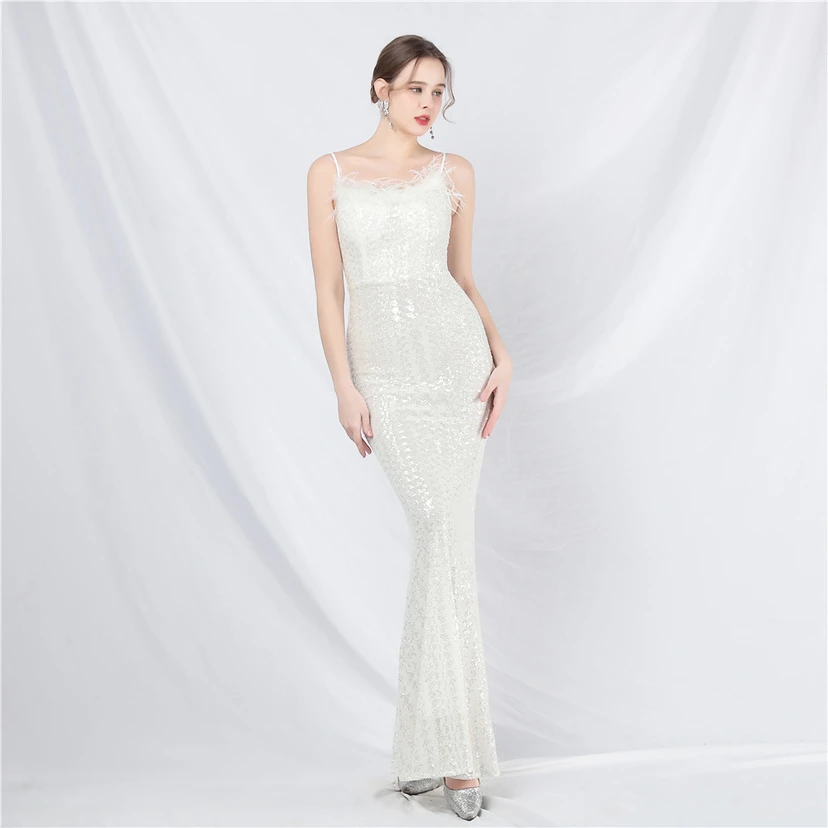 Robe de soirée de luxe ornée de plumes d'autruche et de sequins, idéale pour un banquet. view 18