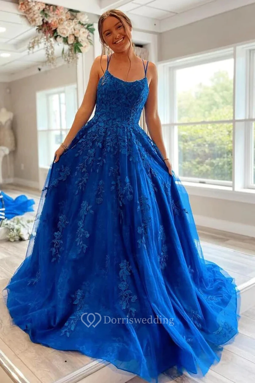 Vestido de fiesta azul de corte A con apliques de encaje y tirantes finos.