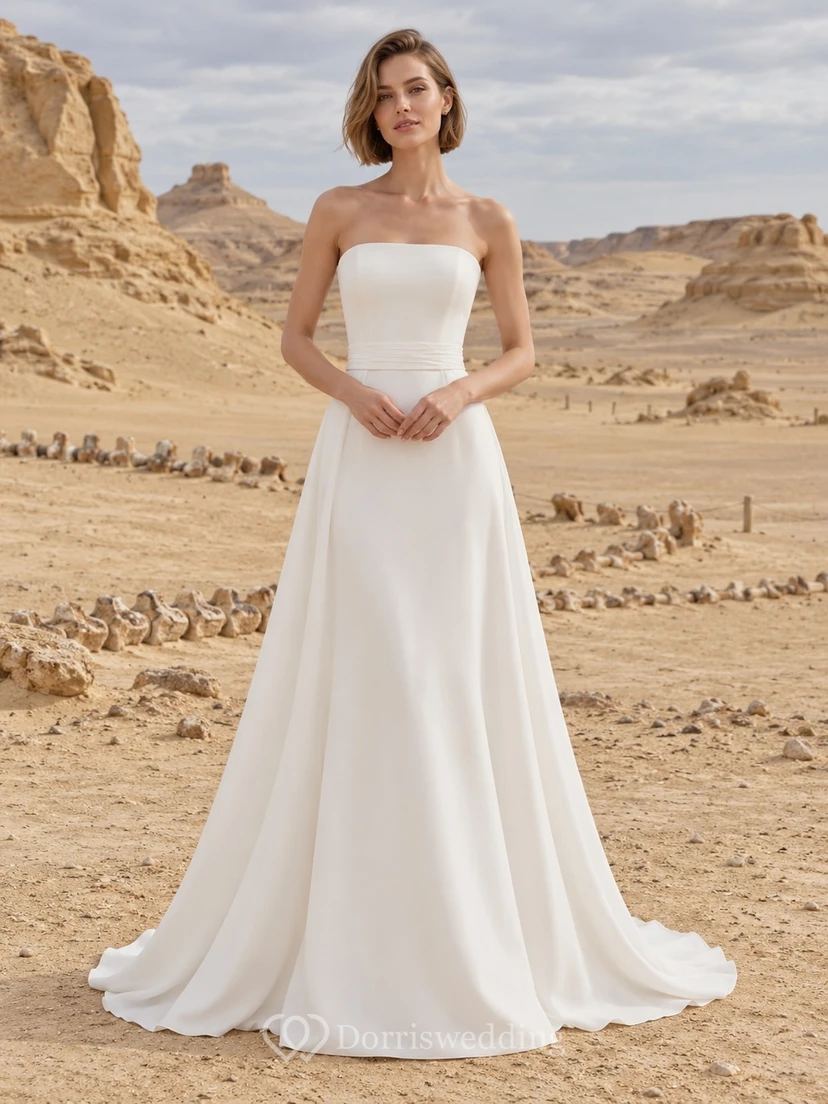 Vestido de novia sencillo, sin tirantes, de satén, corte en A, cintura natural, corpiño liso, largo hasta el suelo y cola.