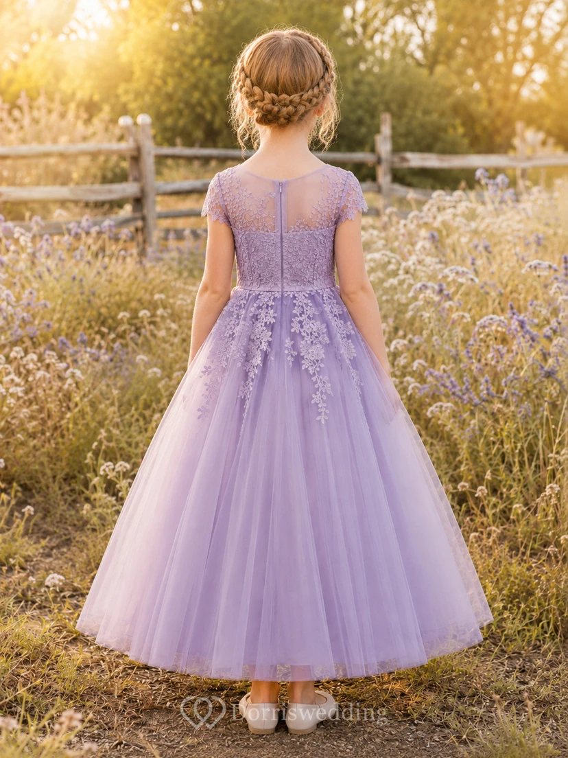 Robe de demoiselle d'honneur lavande à col montant, manches courtes, dentelle et tulle, coupe trapèze, longueur au sol view 2