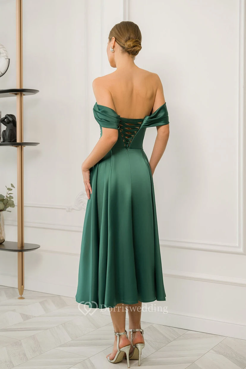 Elegante vestido de satén verde con fruncido, escote Bardot y largo hasta la rodilla. view 2