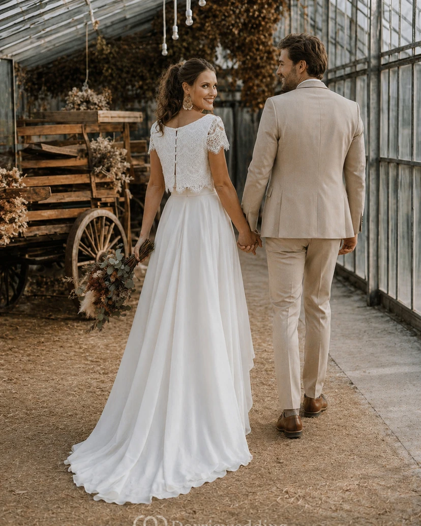 Zweiteiliges, bodenlanges Brautkleid im Böhmischen Stil aus Satin und Spitze mit kurzen Ärmeln und Falten view 2