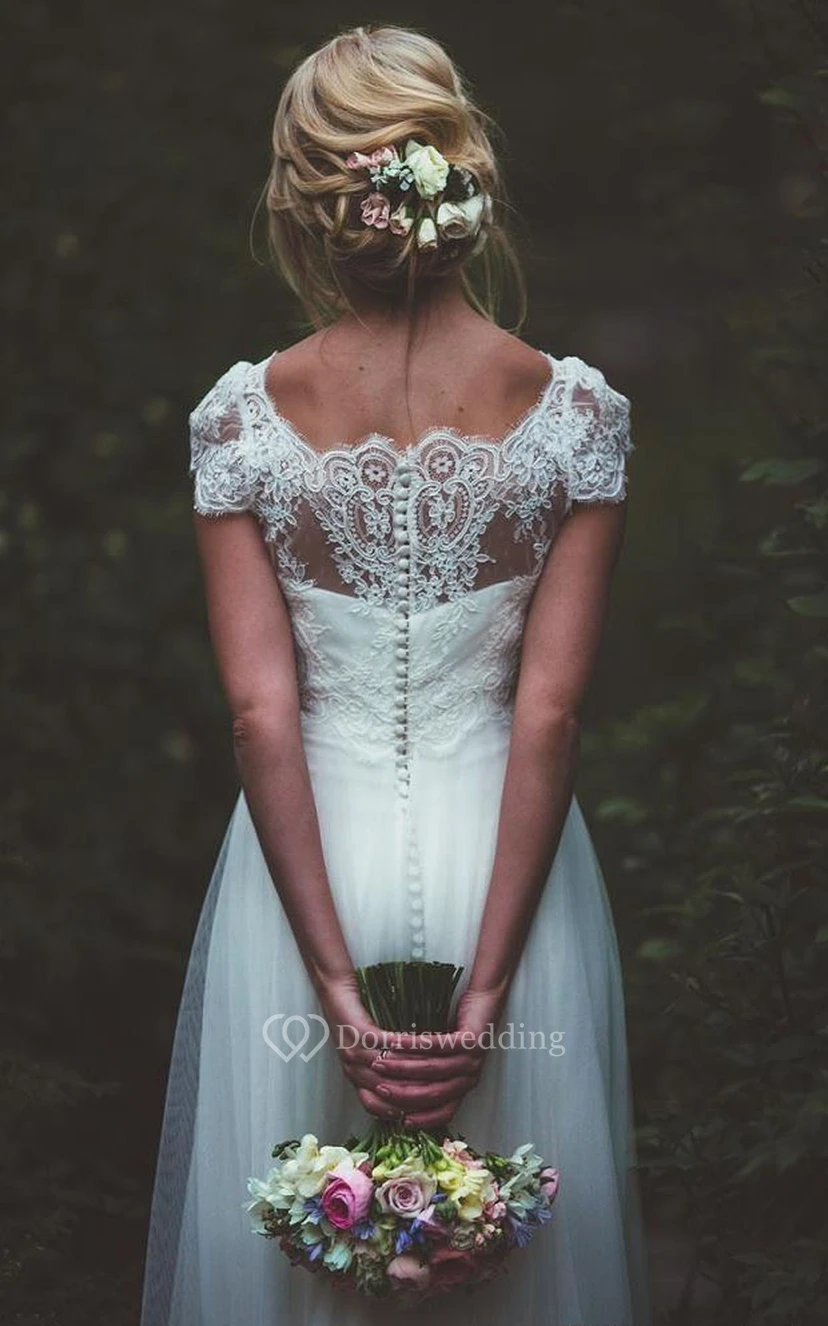 Robe de mariée vaporeuse et ravissante, longue jusqu'au sol, en satin, dentelle et tulle, coupe trapèze, manches courtes, style adorable. view 2