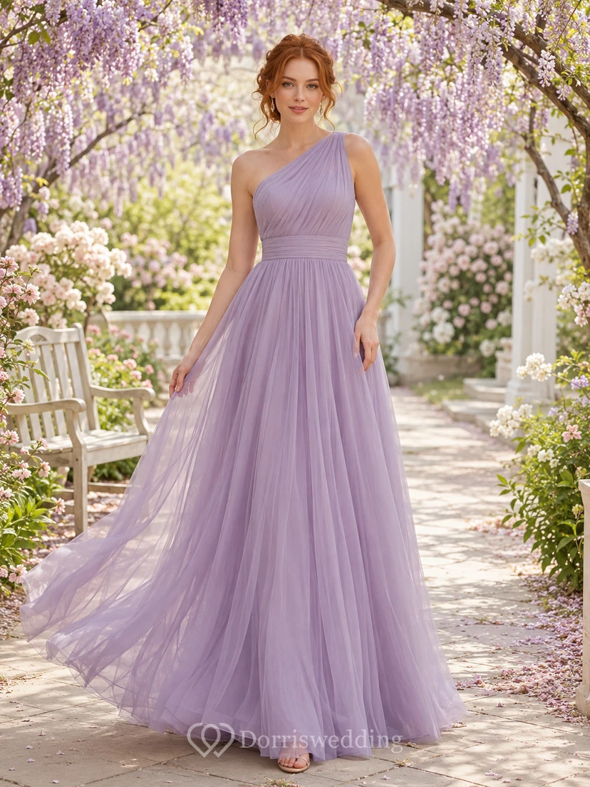 Robe de demoiselle d'honneur lavande asymétrique en tulle plissé, longue jusqu'au sol, coupe trapèze.