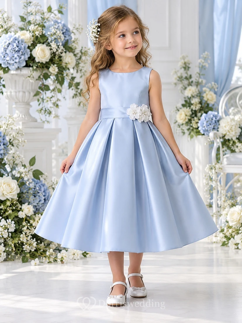 Vestido de niña de flores azul cielo sin mangas con estampado floral y cintura plisada.