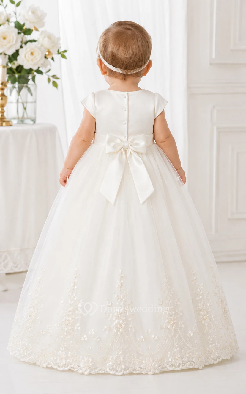Robe de baptême pour bébé, coupe trapèze, manches courtes, tulle et dentelle, longueur au sol, avec ceinture à nœud, blanche view 2