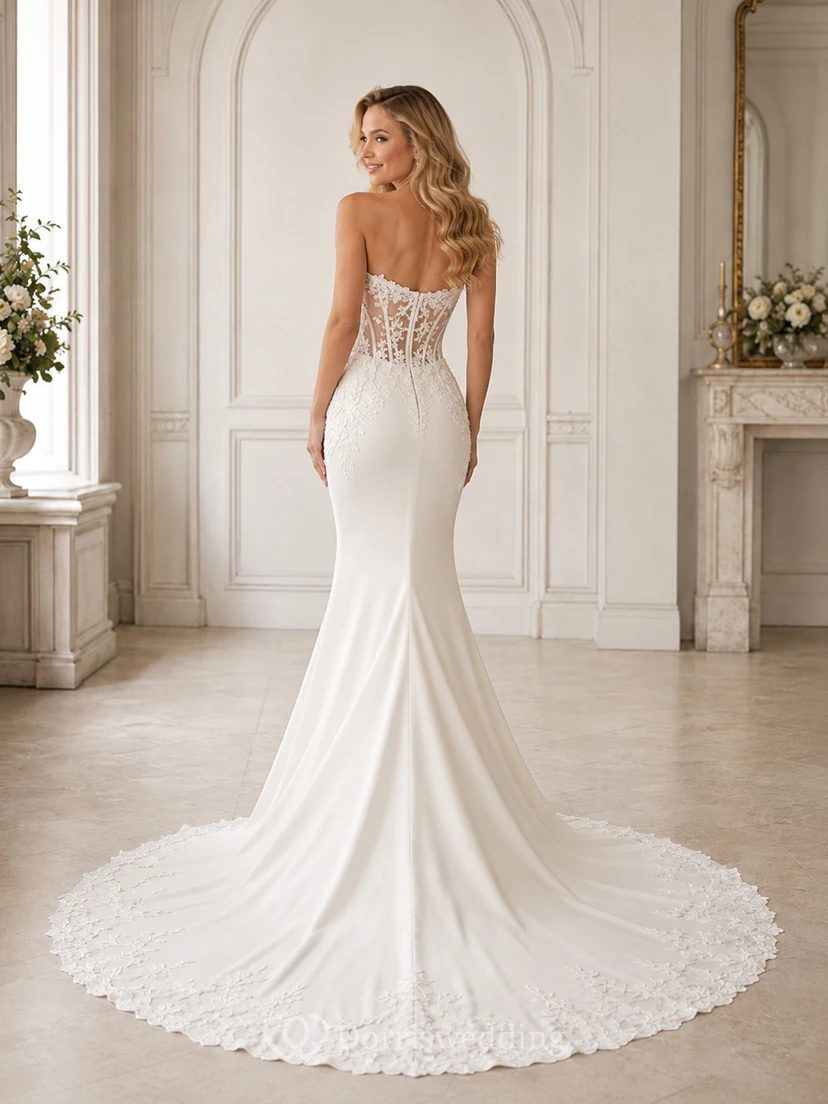 Robe de mariée sirène en satin et dentelle vaporeux, bustier cœur sans manches, traîne chapelle, ornée d'appliqués floraux. view 2