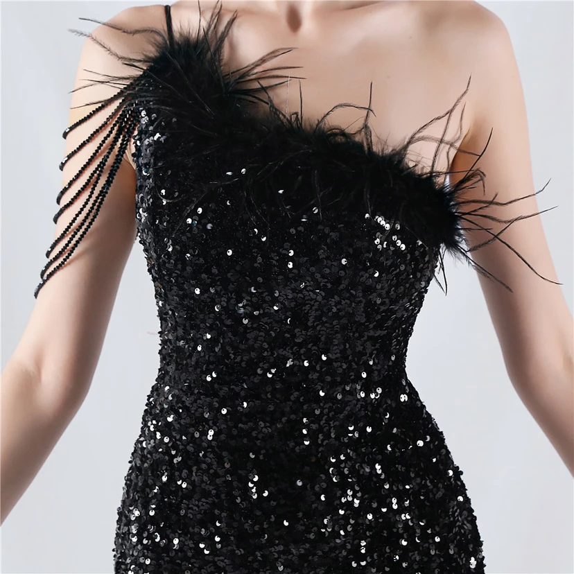 Robe de soirée longue à une épaule, ornée de plumes d'autruche, de perles et de sequins, avec col asymétrique et fente haute. view 18