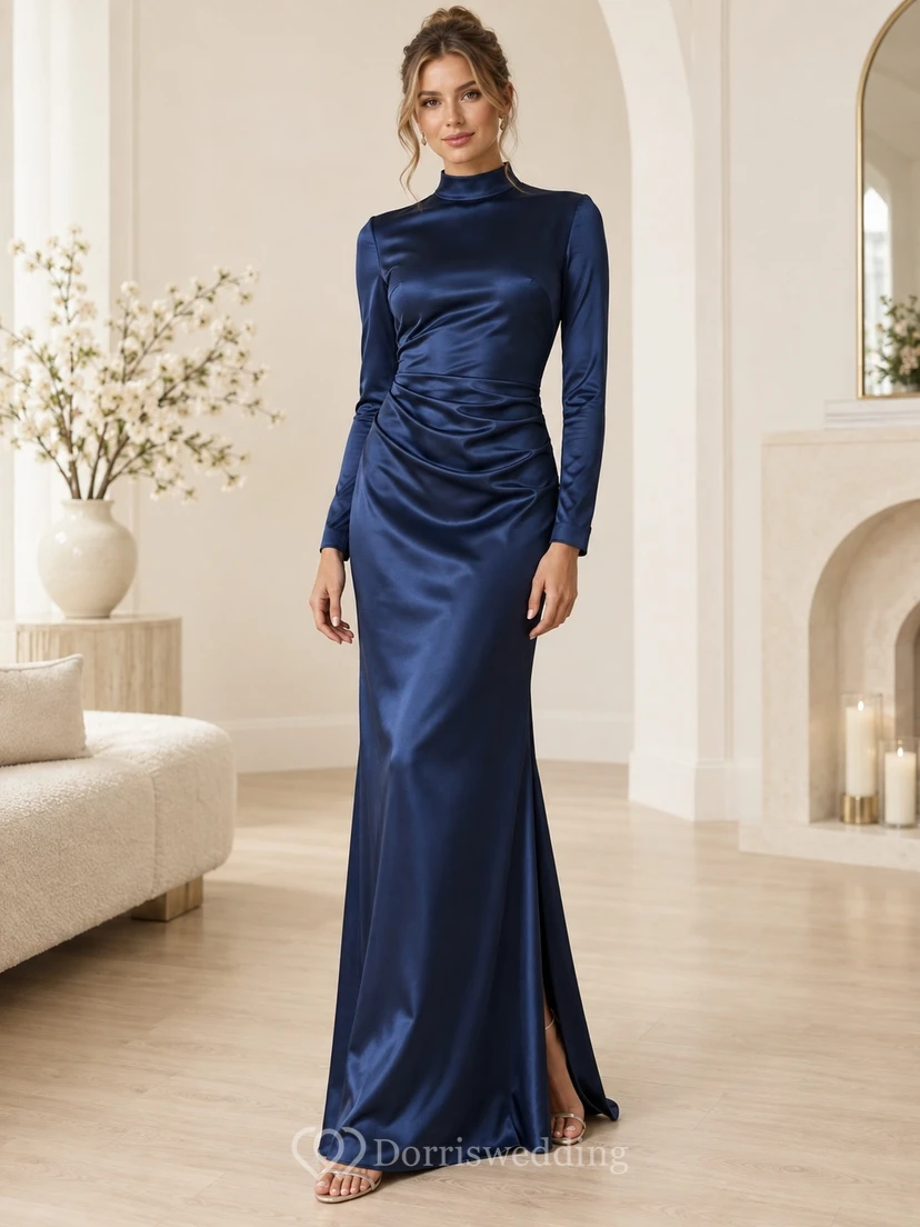Vestido de invitada largo hasta el suelo, de satén zafiro, con cuello alto y mangas largas fruncidas.