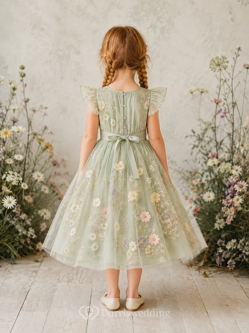 Kleid in Salbeigrün mit gepressten Blüten, flatternden Ärmeln, mehrfarbigem Tüll mit botanischen Motiven, A-Linien-Rock und Teelänge view 2
