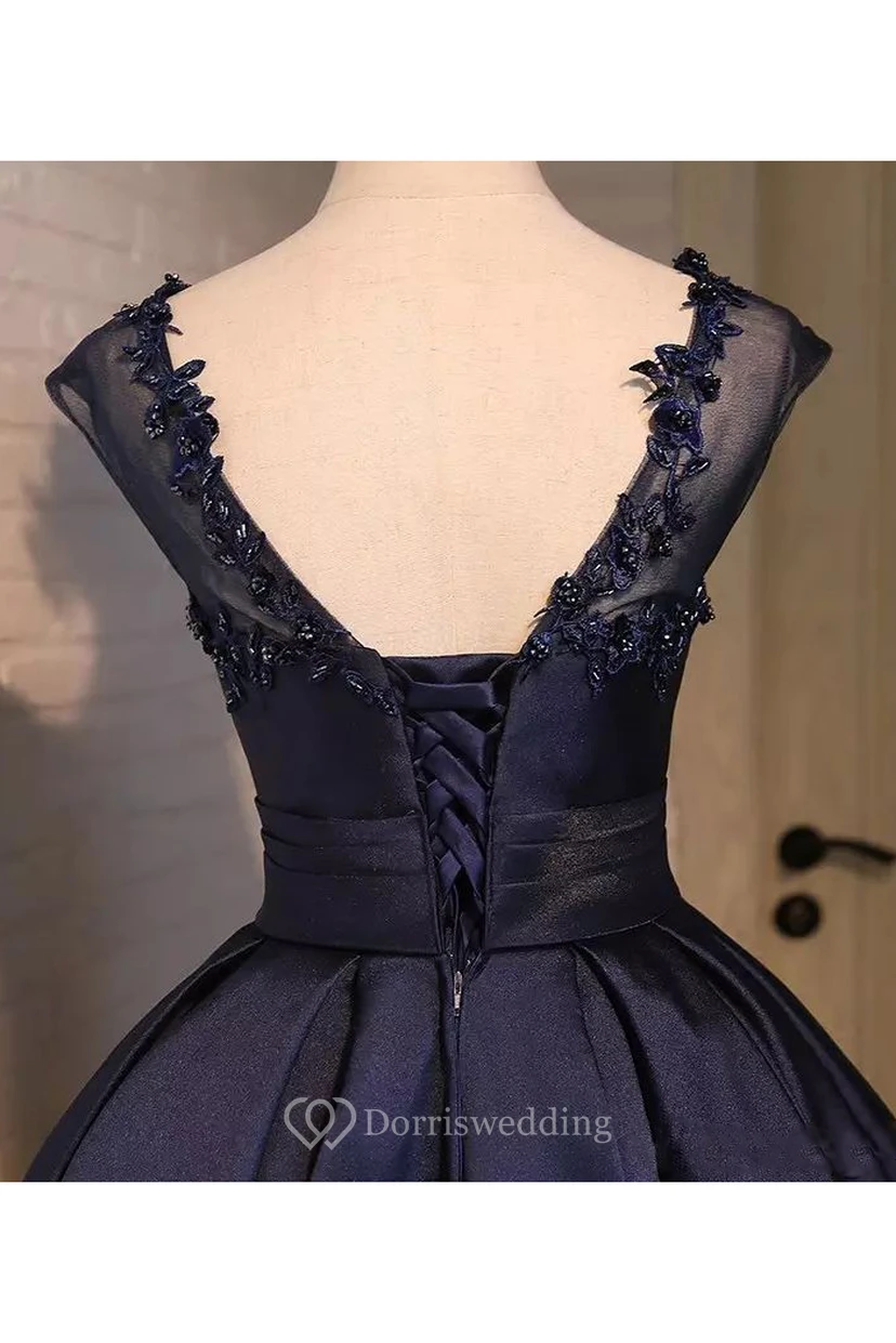 Robe de bal en satin à manches courtes asymétriques et coupe bateau, dos lacé view 2
