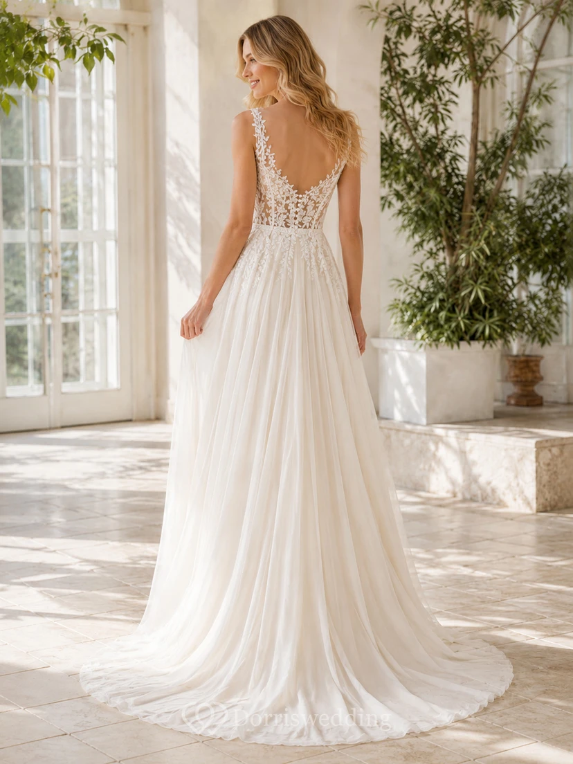 Robe de mariée champêtre en mousseline de soie et dentelle, coupe trapèze, décolleté en V profond, sans manches, traîne, style jardin view 2