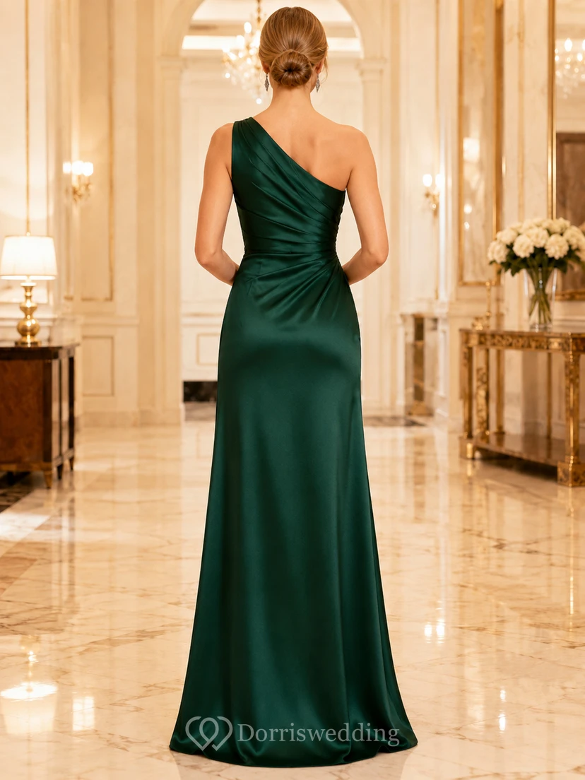 Smaragdgrünes, schulterfreies, gerafftes Satin-Abendkleid mit Schlitz view 2
