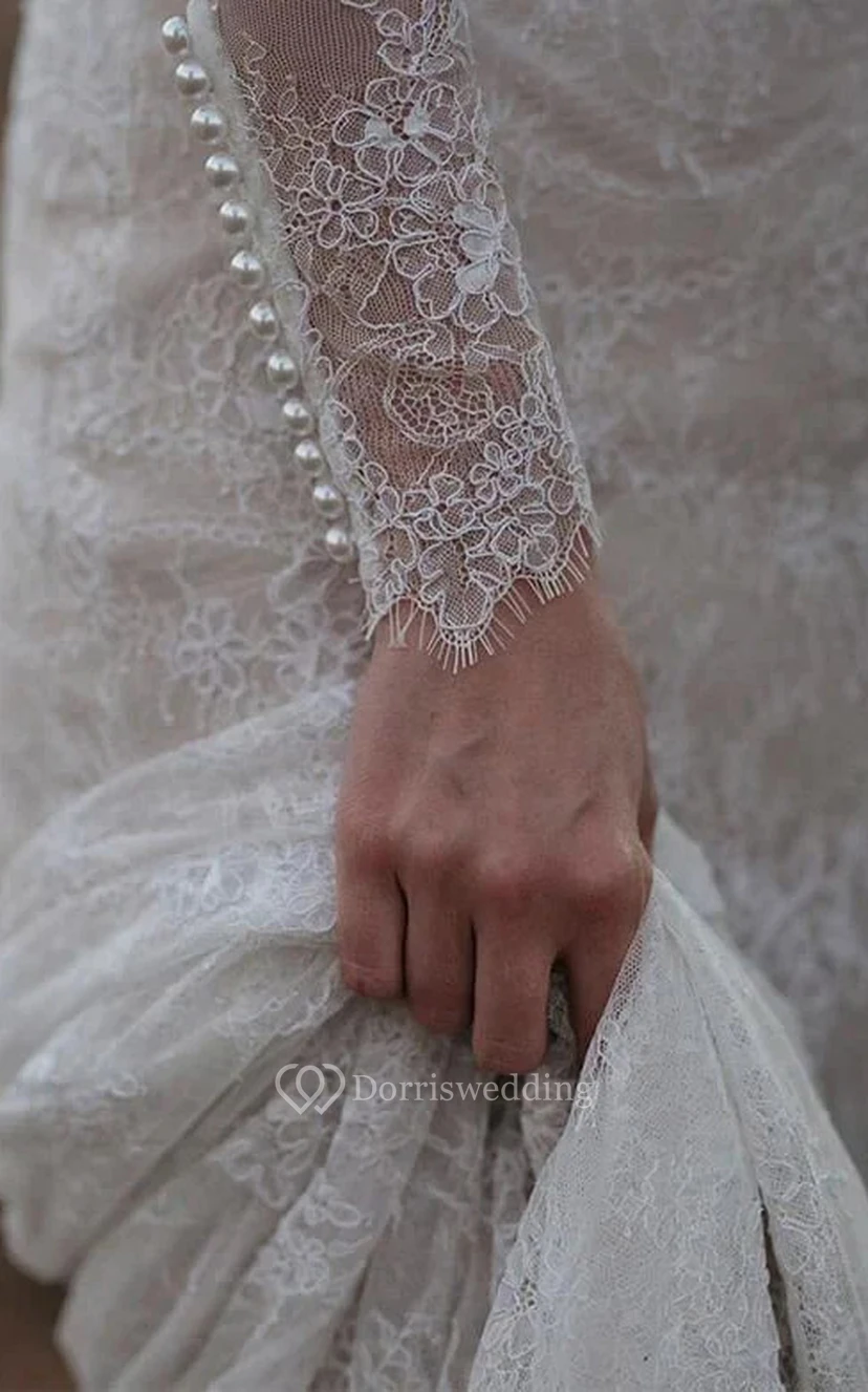 Vestido de novia de corte recto, modesto, con escote joya y mangas largas, cola de corte. view 4