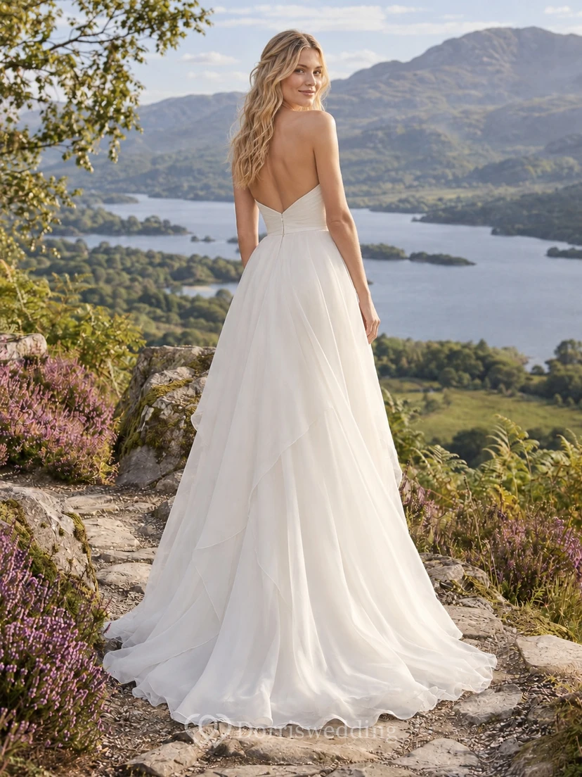 Vestido de novia sencillo de corte A con escote corazón, sin mangas, de organza y con cola. view 2