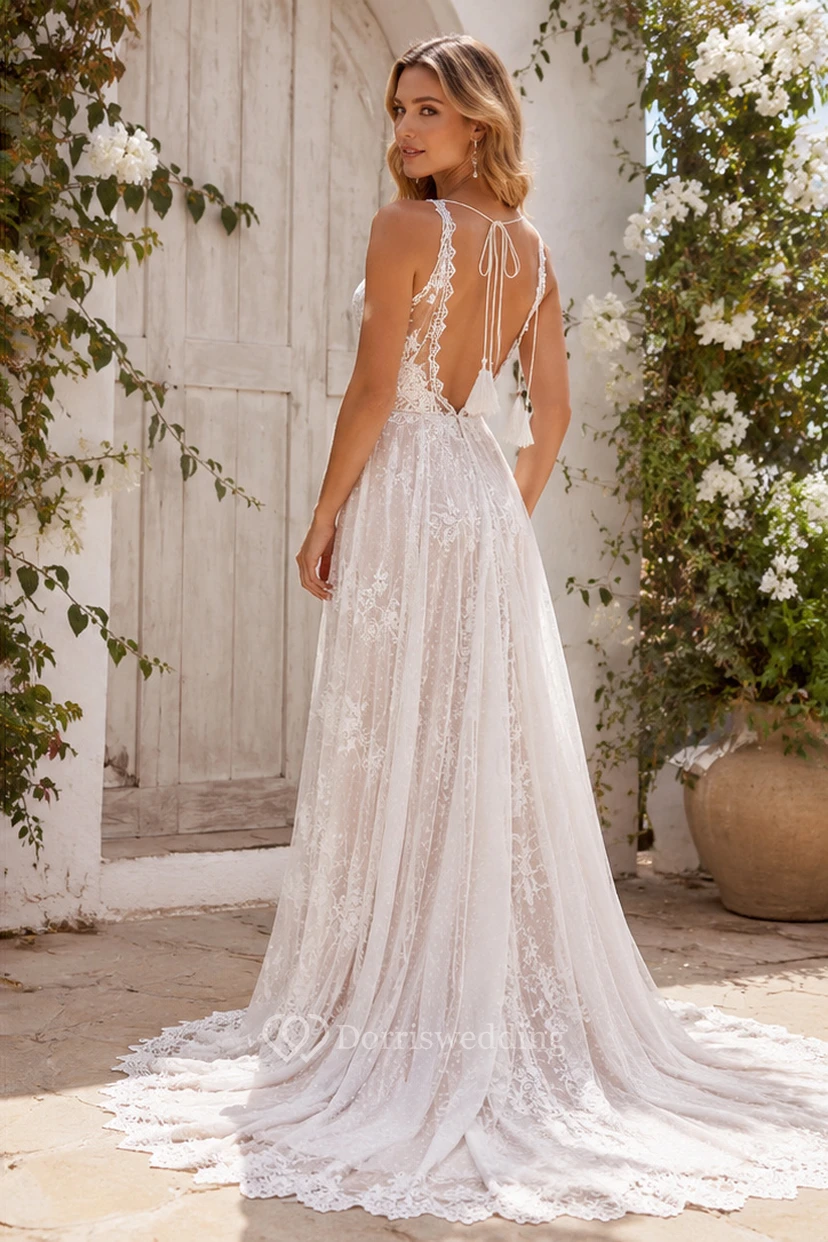 Vestido de novia bohemio playero de encaje con tirantes finos, escote en V pronunciado y cola ligera en línea A. view 2