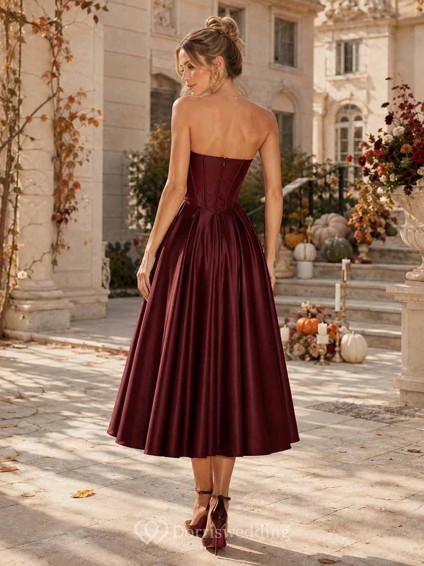 Vestido de fiesta largo hasta la rodilla de satén color burdeos sin tirantes con escote corazón y corsé. view 2
