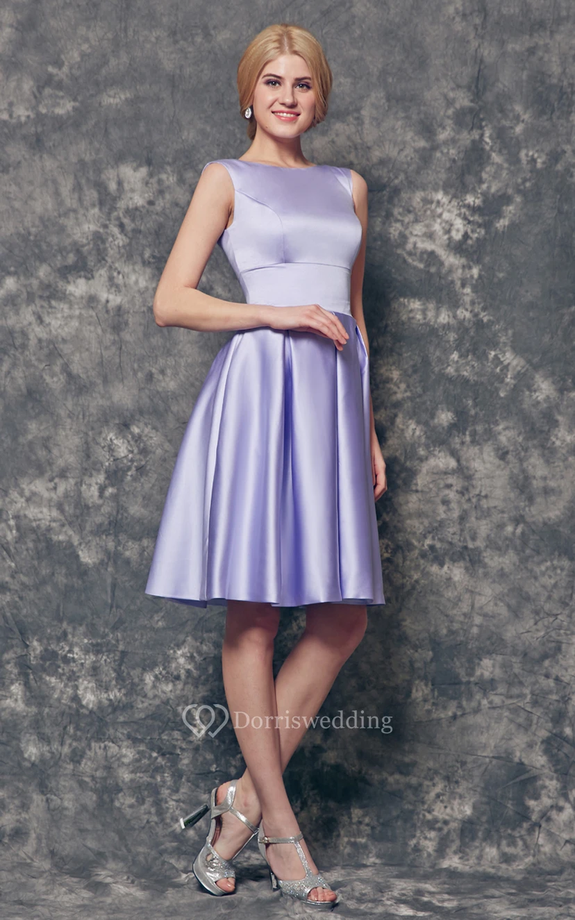 Vestido corto de satén con escote barco y corte en A, con pliegues. view 4