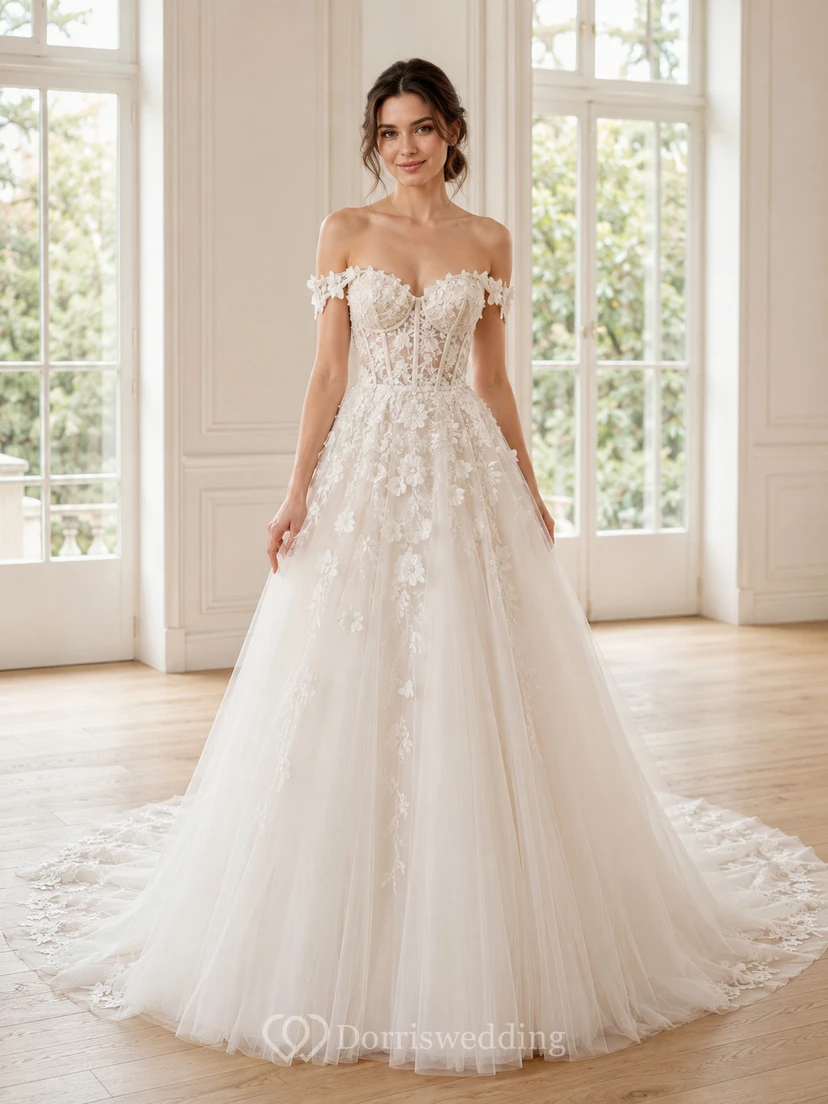 Robe de mariée en dentelle et tulle, épaules dénudées, manches courtes, coupe trapèze, traîne chapelle, ornée d'appliqués floraux.