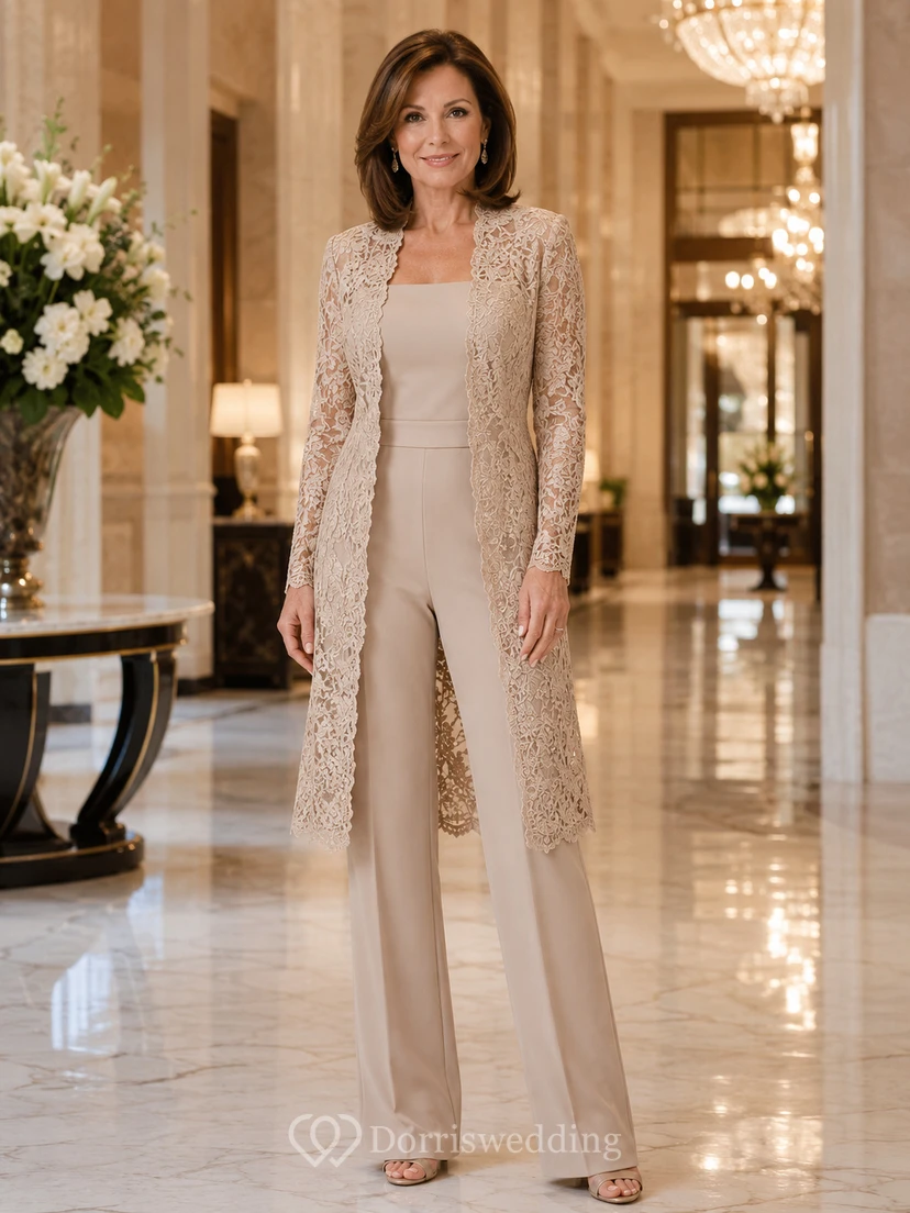 Champagnerfarbener Jumpsuit mit Muttermotiv, langem Spitzenmantel mit Rundhalsausschnitt und gerader Hose.