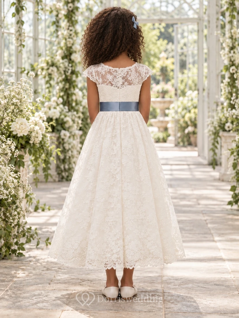 Vestido de niña de flores modesto, color marfil, con estampado floral, corte en A, mangas cortas, encaje y largo hasta los tobillos, con fajín azul. view 2