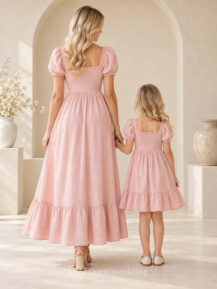 Robe assortie pour toute la famille, encolure carrée, manches bouffantes rose poudré et ourlet à volants view 2