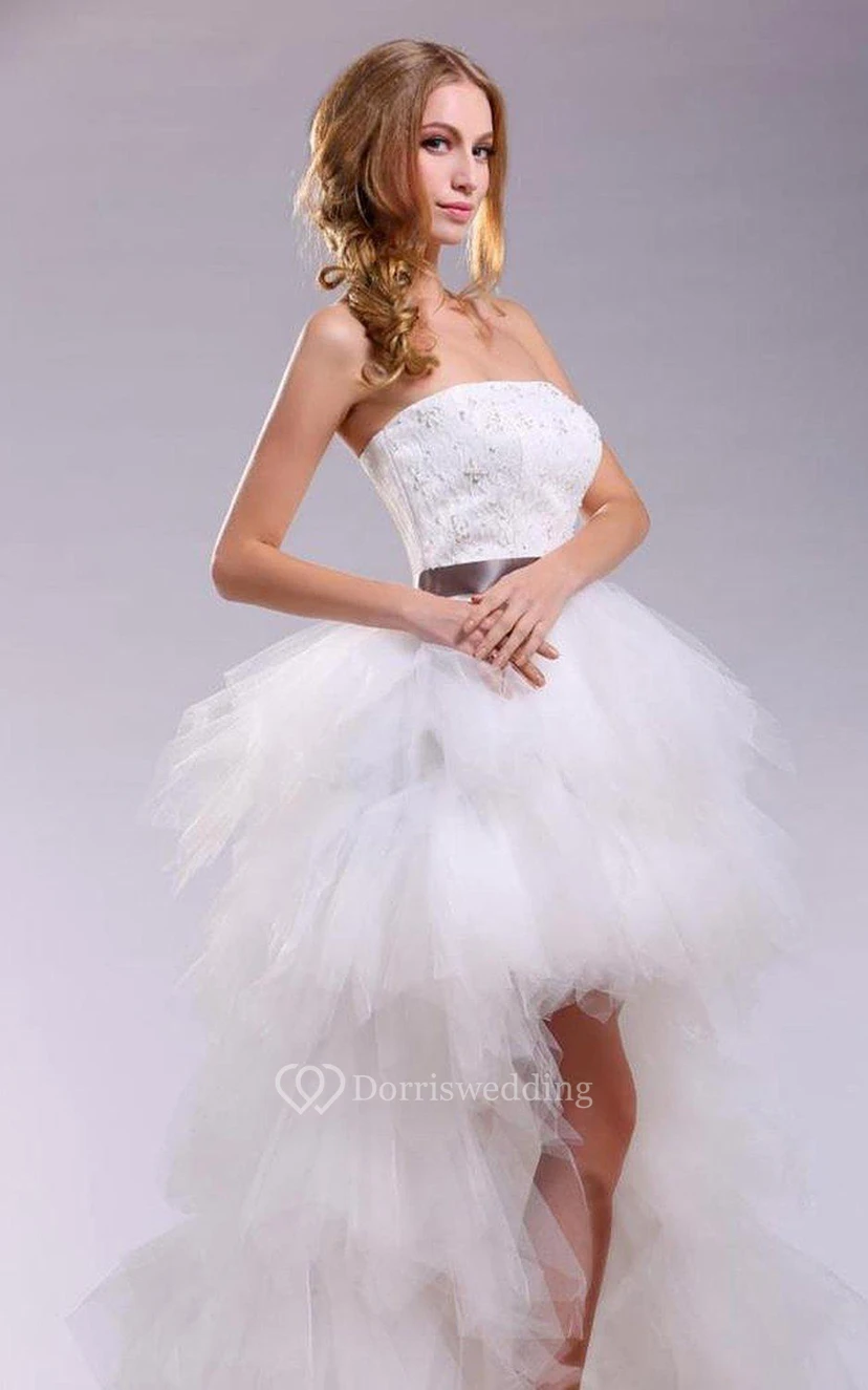 Trägerloses, asymmetrisches Tüllkleid mit Satinschärpe view 6