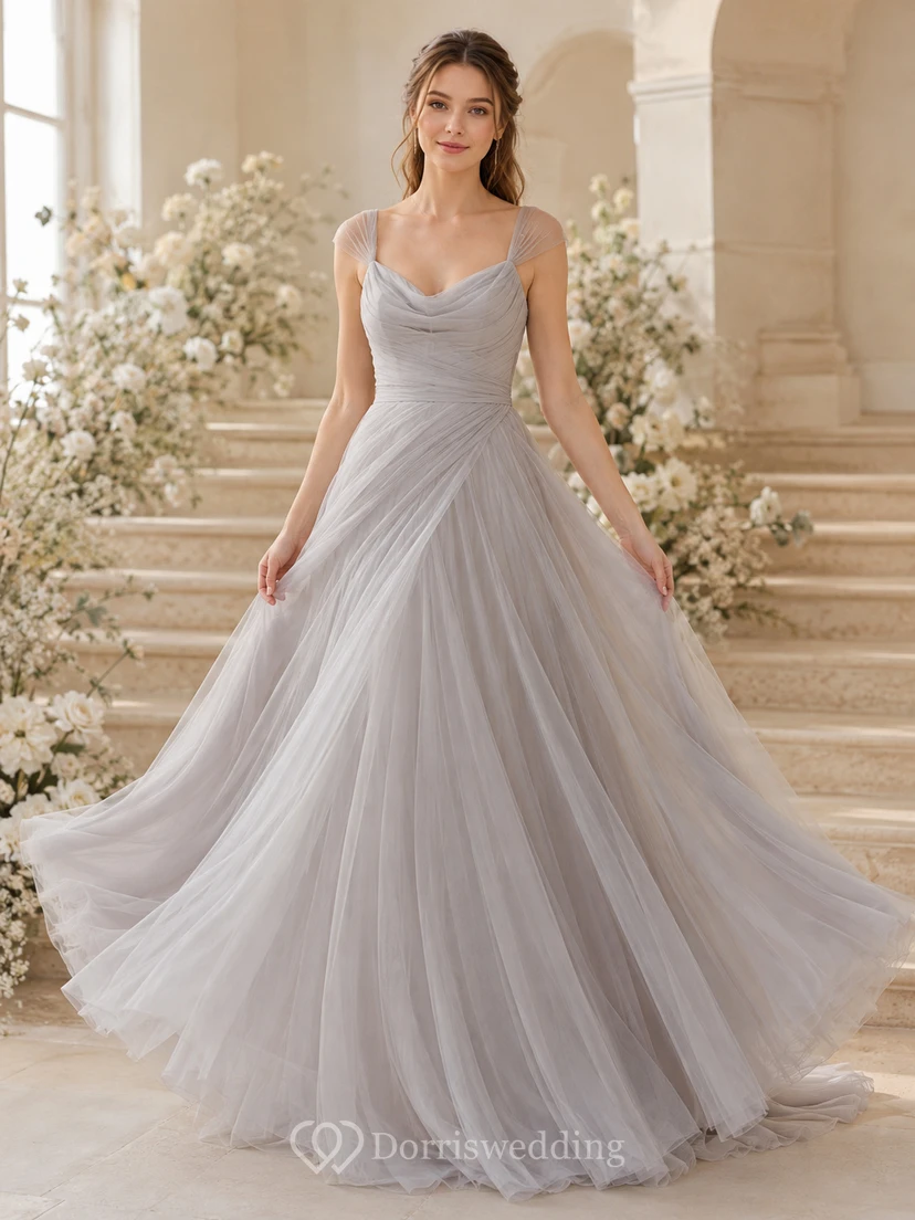 Robe de mariée élégante en tulle spaghetti gris argenté à col bénitier et coupe trapèze, ornée de spaghettis, ornée d'un col drapé.