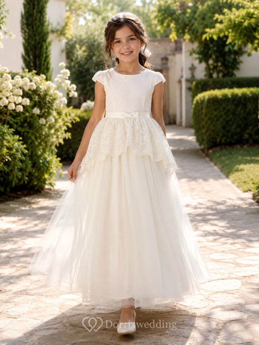 Elfenbeinfarbenes Spitzen-Peplum-Tüllkleid mit Rundhalsausschnitt, kurzen Ärmeln und bodenlangem Spitzen-Peplum-Ausschnitt – perfekt für Kommunion und als Blumenmädchenkleid.