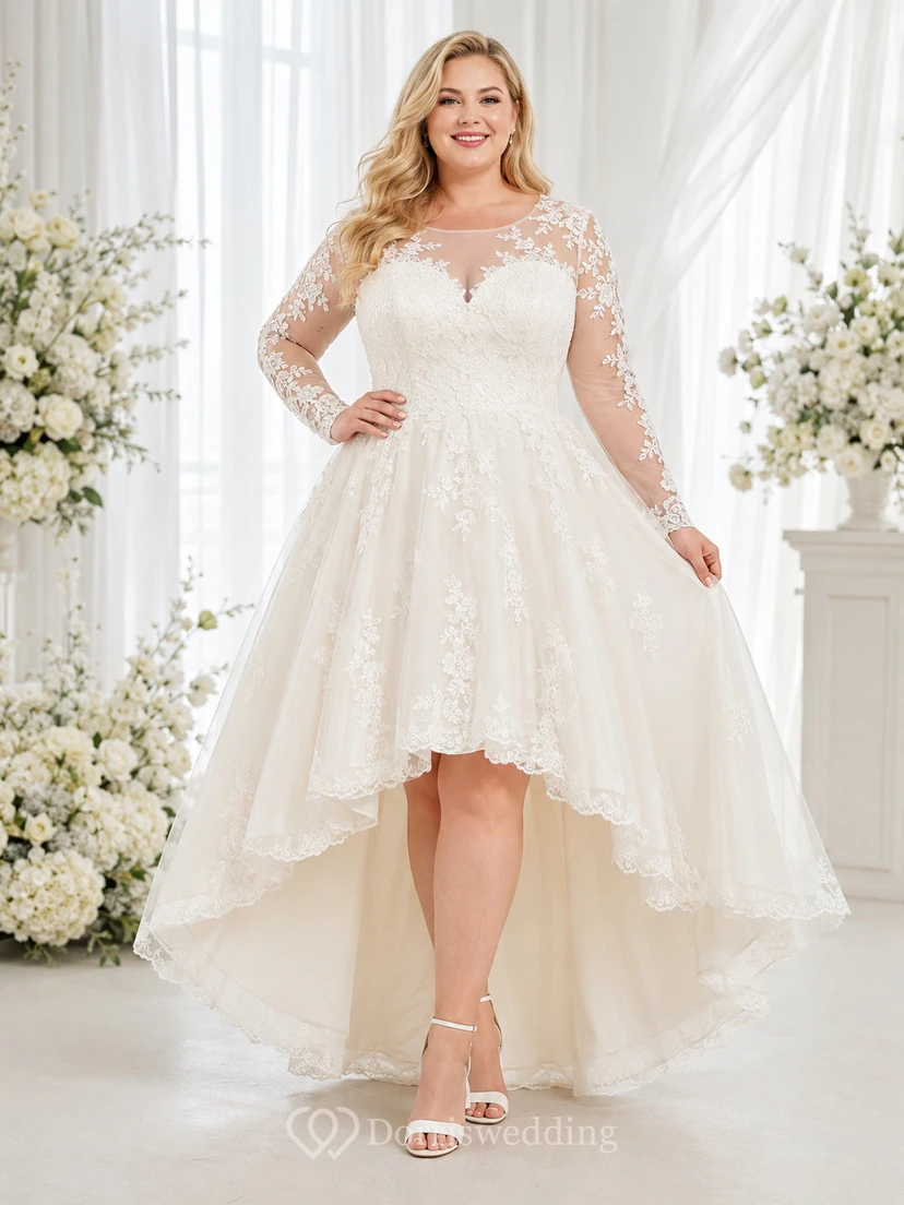 Robe de mariée grande taille à manches en dentelle et décolleté asymétrique, style studio