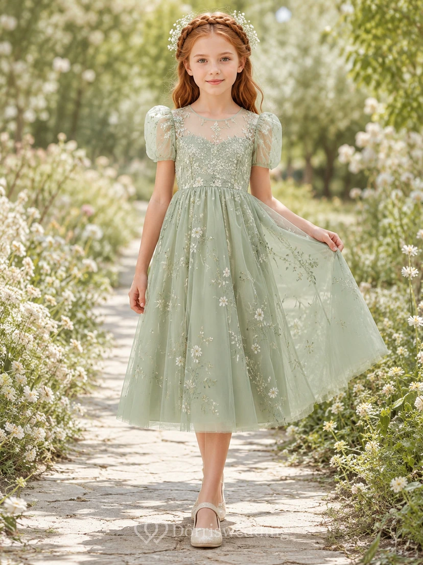 Robe de demoiselle d'honneur de jardin en tulle à manches bouffantes, coupe trapèze, brodée de fleurs de sauge et longueur thé, style Aline, en dentelle florale sauge
