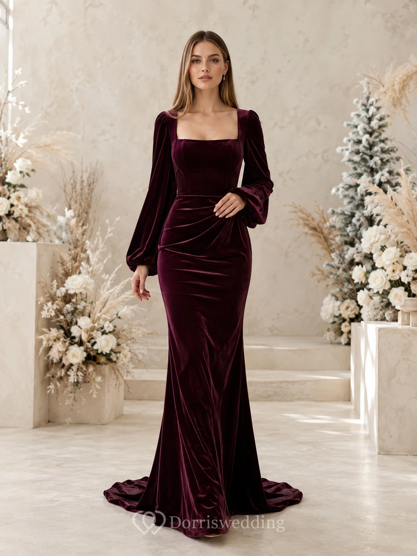 Vestido de novia de terciopelo color ciruela con cuello cuadrado, mangas acampanadas y cola de sirena.