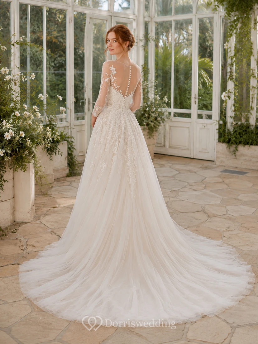 Robe de mariée romantique en dentelle et tulle, décolleté en V, coupe trapèze trois-quarts, appliques de chapelle, style cour élégante view 2