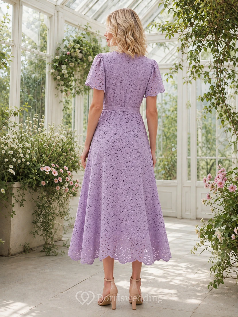 Vestido de invitada de largo midi con escote en V, mangas con pétalos, encaje floral, cierre cruzado frontal y corte asimétrico, color lavanda. view 2