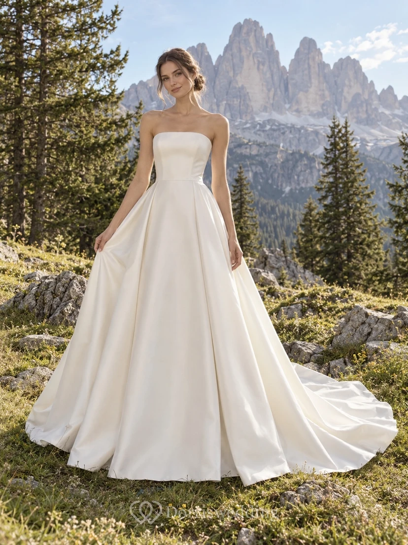 Sencillo vestido de novia palabra de honor de satén, corte en A, con cola larga hasta el suelo.