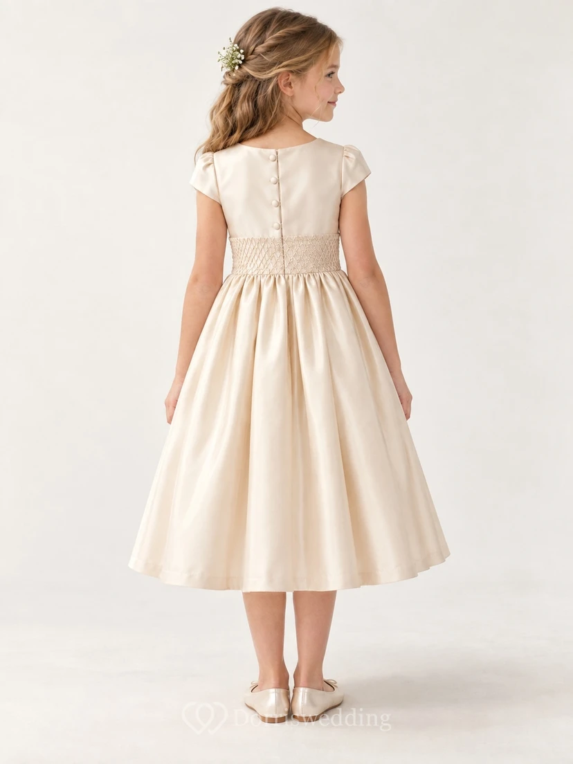 Robe de demoiselle d'honneur couleur champagne vintage, longueur thé, col rond, manches courtes souples, taille smockée, ourlet uni, boutonnée au dos, ourlet boutonné. view 2
